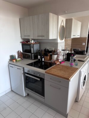 Réfrigérateur, micro-ondes, four, plaque de cuisson