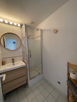 Serviettes fournies, papier de toilette