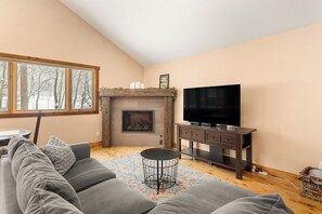 Smart TV, fireplace