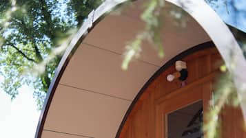 Habitación (Wine Barrel Retreat Near Rome) | Minibar, wifi gratis y ropa de cama