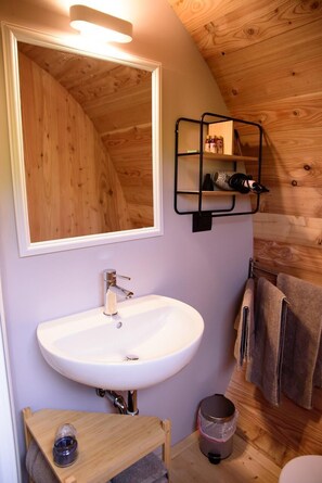 Dusj, toalettartikler (inkludert), hårføner og badekåper