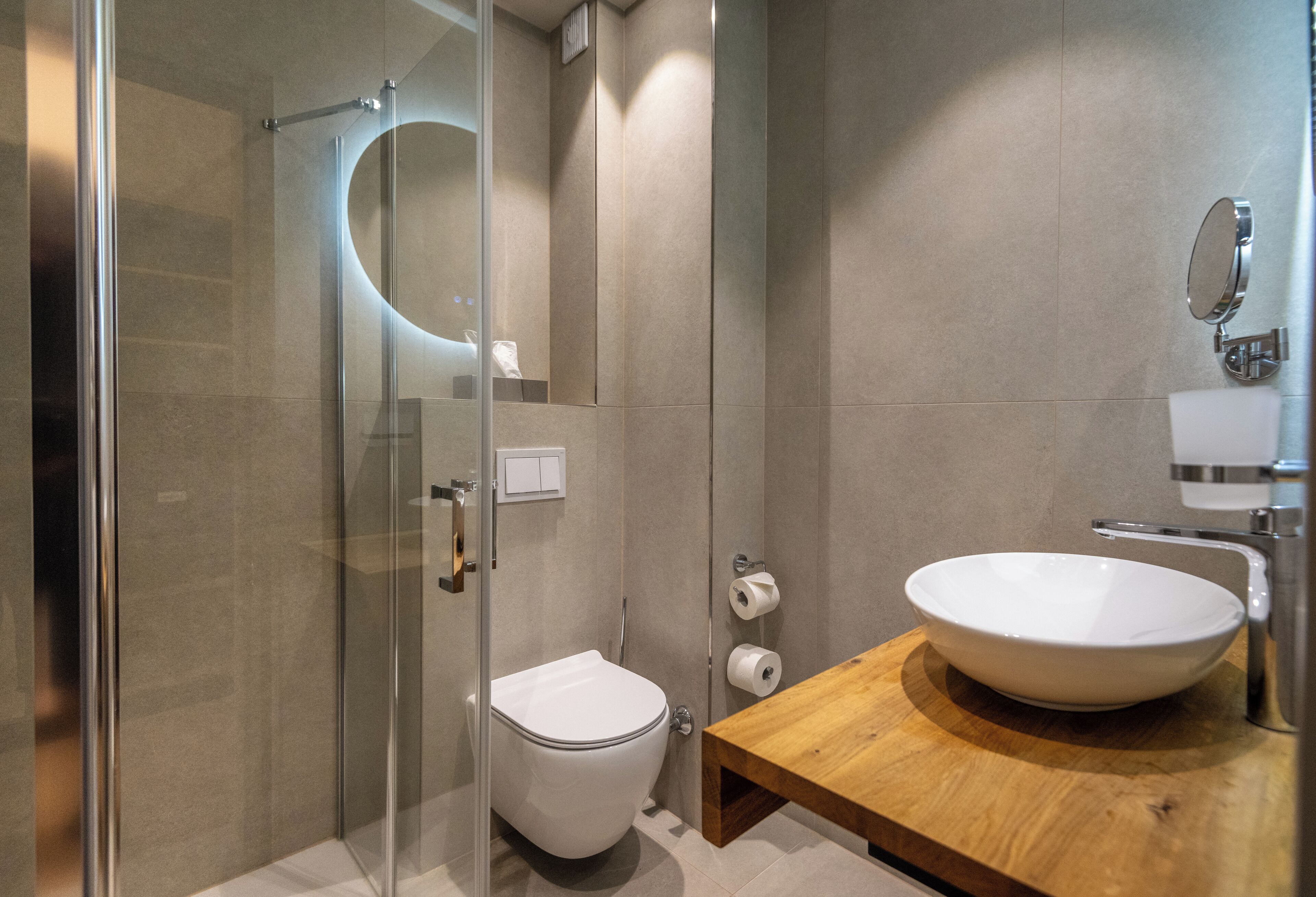 Comfort-Doppel- oder -Zweibettzimmer | Badezimmer | Dusche, kostenlose Toilettenartikel, Haartrockner, Handtücher