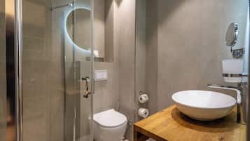 Comfort-Doppel- oder -Zweibettzimmer | Badezimmer | Dusche, kostenlose Toilettenartikel, Haartrockner, Handtücher