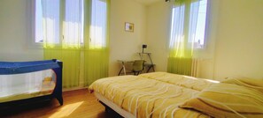 3 habitaciones, escritorio y tabla de planchar con plancha