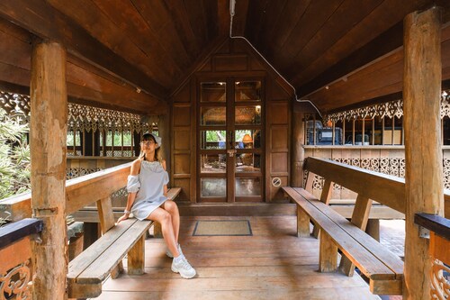 "Live like a Local" Wooden House