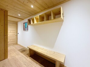 A room with a wooden bench, a wooden shelf, and a door. - Le Chaberton | Across from ESF & the slopes – 6–8 people – Montgenèvre (Unknown)