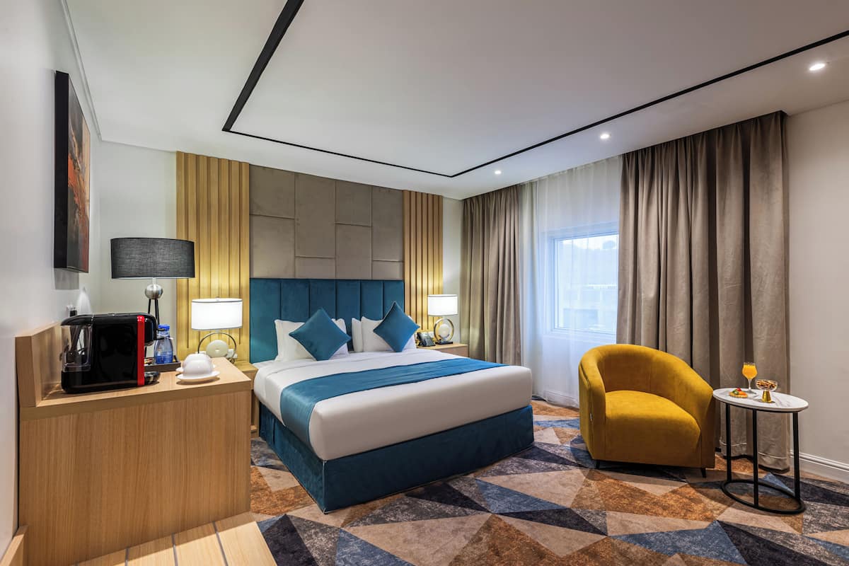 أغطية فراش متميزة وميني بار وتجهيزات عازلة للصوت ومكواة/لوح كي