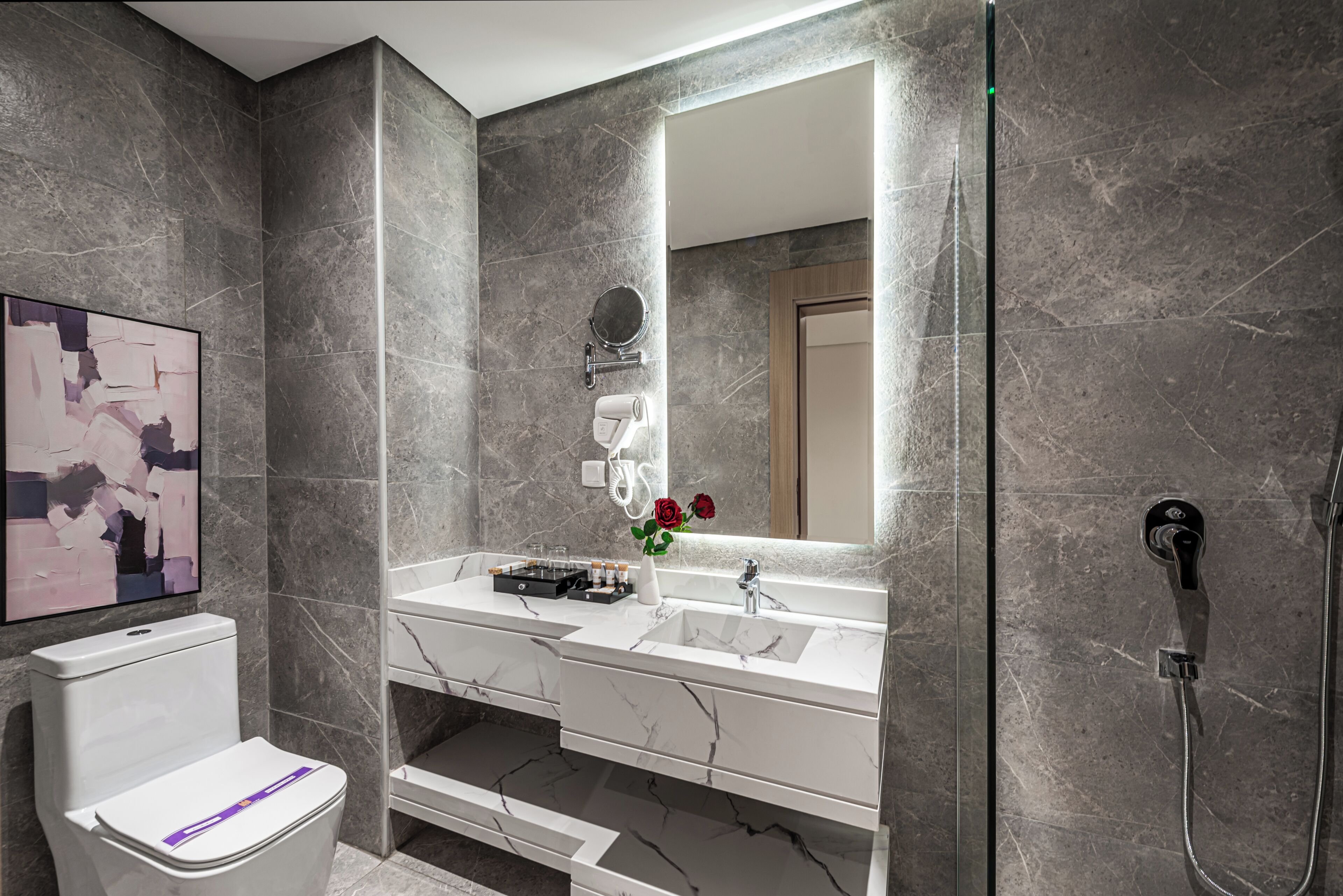 Deluxe Double Room | Bathroom | Shower, hair dryer, towels, soap