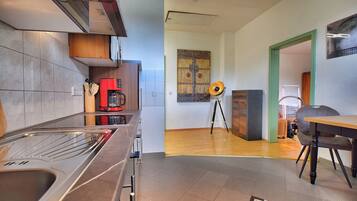 Fridge, oven, stovetop, coffee/tea maker