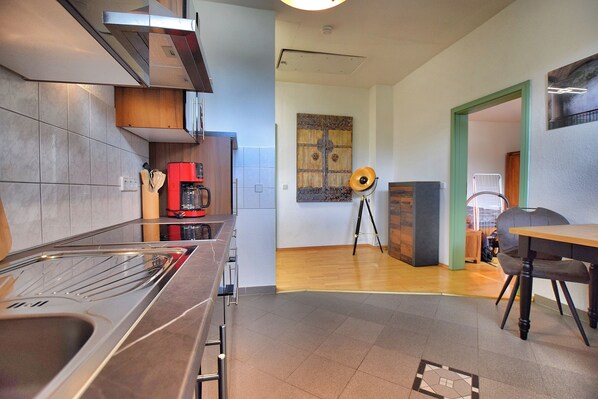 Fridge, oven, stovetop, coffee/tea maker - Vacation apartment "Schwalbennest (Naumburg (Saale))