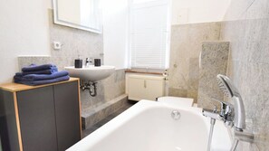 Hair dryer, towels, soap, toilet paper - Vacation apartment "Schwalbennest (Naumburg (Saale))