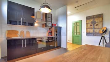 Fridge, oven, stovetop, coffee/tea maker