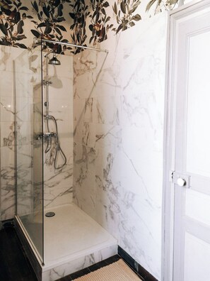 Shower, hair dryer, towels, soap - A spacious setting surrounded by nature
The castle and its cottage. (Chaillac)