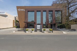 Un edificio moderno con un letrero que dice "Sterling Borderland Amritsar".