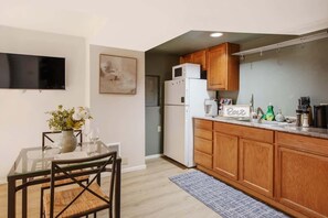Fridge, microwave, oven, stovetop - Comfy 1b1b Lower Unit | Prime UW Location (Seattle)
