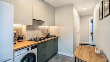 Apartment, Balcony, City View | Private kitchen | Stovetop