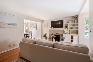 TV - Urban Nest 2b1b Upper Unit | Next to UW (Seattle)