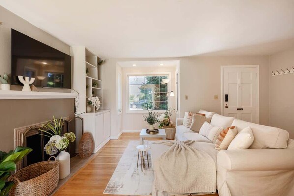 TV - Urban Nest 2b1b Upper Unit | Next to UW (Seattle)