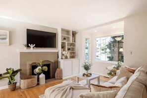 TV - Urban Nest 2b1b Upper Unit | Next to UW (Seattle)