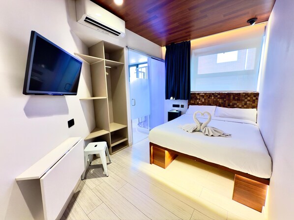 1 bedroom, bed sheets