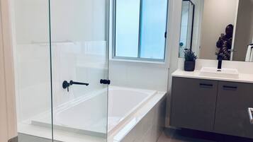 Shower, jetted bath, hair dryer, towels
