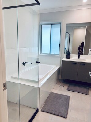Shower, jetted bath, hair dryer, towels - Your serene  escape relax, explore, indulge; your perfect escape awaits✨🍷 ! (North Rothbury)