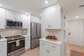 Coffee/tea maker, fridge, microwave, oven - C-122 - Luxury  Condo - Easy Walk to Amenities! (Naples)