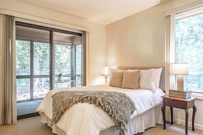 3 bedrooms, iron/ironing board, WiFi, bed sheets - Cardinal’s Nest | Steps from PH #2 & Village (Pinehurst)