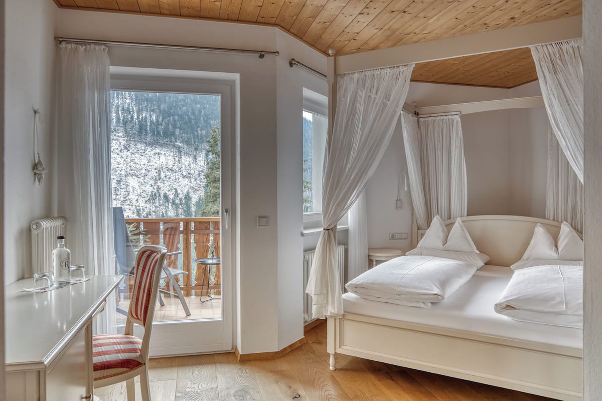 Standard Room, Mountain View | 1 bedroom, premium bedding, individually furnished, bed sheets