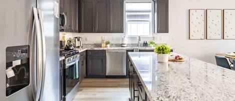 Refrigerador, microondas, horno, placa de cocina