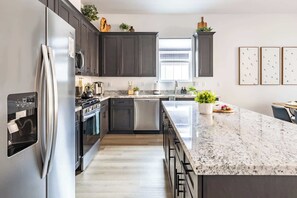 Kylskåp, mikrovågsugn, ugn och spishäll