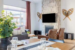 Fernseher, Kamin, Arbeitsbereiche