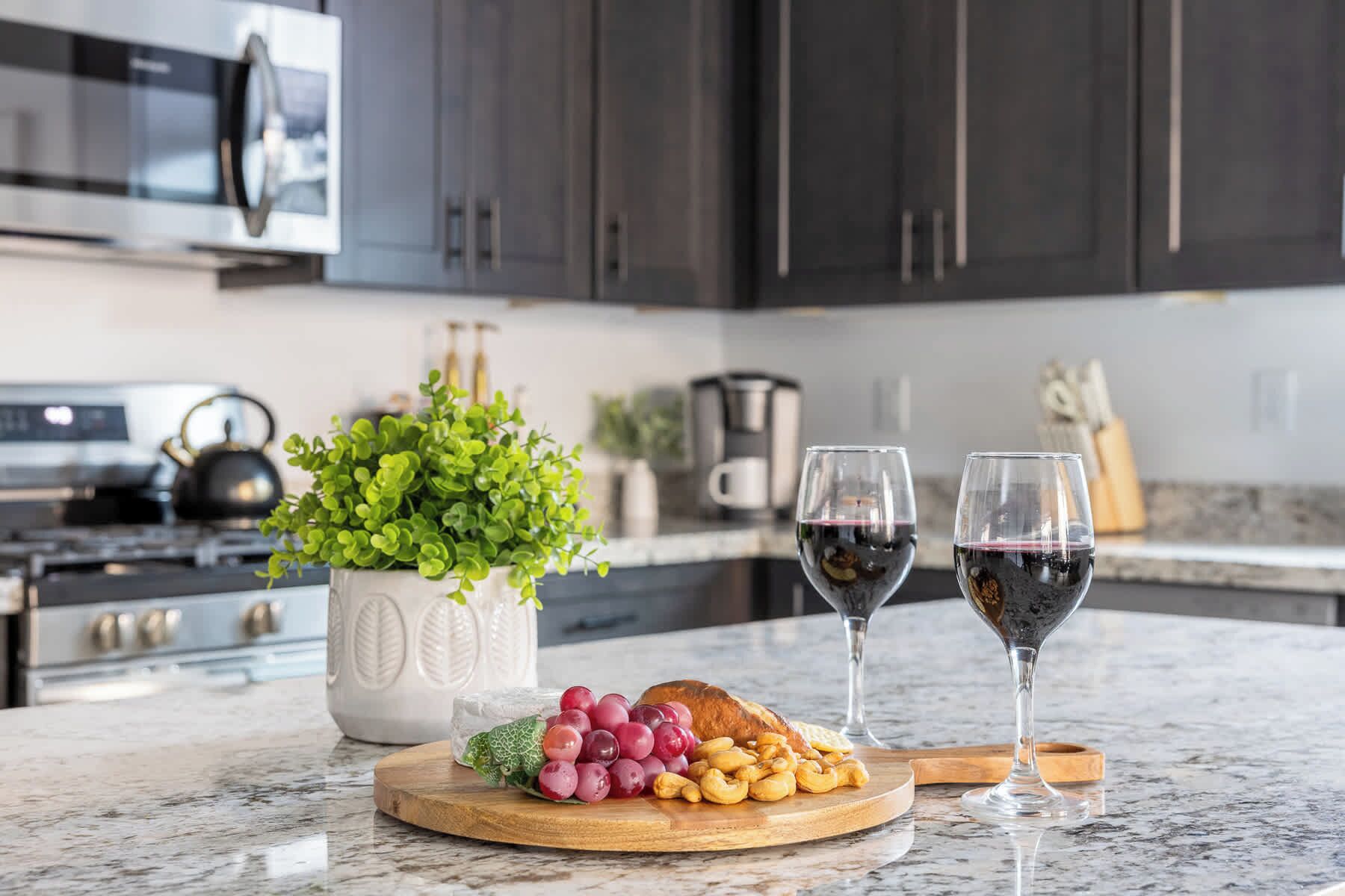 Jääkaappi, mikroaaltouuni, uuni, liesi