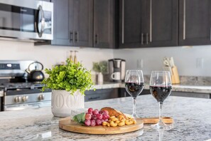 冷蔵庫、電子レンジ、オーブン、コンロ