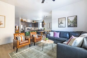 Televisión, chimenea, videojuegos, oficina