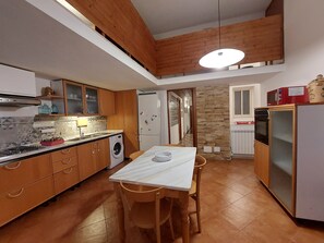 Een microgolfoven, een oven, een kookplaat