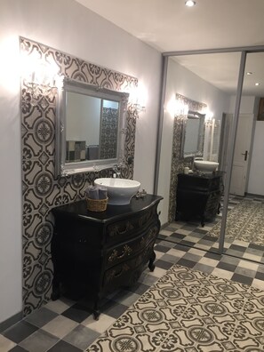 Douche, sĂšche-cheveux, serviettes fournies, savon
