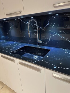 Frigorifero, microonde, forno, piano cottura