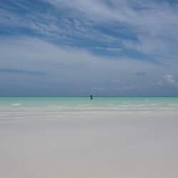 En la playa y playa de arena blanca