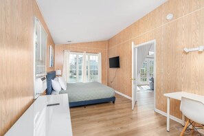 4 bedrooms, desk, iron/ironing board, WiFi