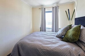 4 Schlafzimmer, Schreibtisch, Bügeleisen/Bügelbrett, WLAN