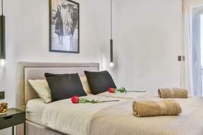 4 bedrooms, iron/ironing board, WiFi, bed sheets