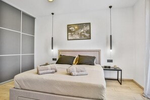 4 bedrooms, iron/ironing board, WiFi, bed sheets