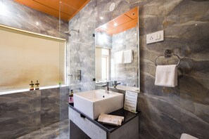 Habitación Deluxe, balcón, vistas a la montaña | Baño | Ducha, artículos de higiene personal gratuitos y papel higiénico
