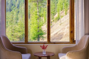 Kamar Deluks, balkon, pemandangan gunung | Tirai kedap cahaya, setrika/meja setrika, dan Wi-Fi gratis