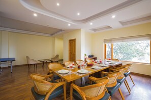 Kamar Deluks, balkon, pemandangan gunung | Ruang makan