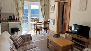 House, 2 Bedrooms, Smoking, Balcony | Living room