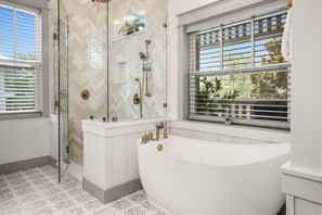 Shower, hair dryer, towels - Golf Cart & Bikes ~ Minutes to 30A & Beaches (Inlet Beach)