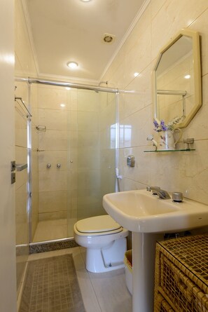 Deluxe Apartment | Bathroom | Shower, hair dryer, towels, toilet paper - Rj04 Ap em Copacabana até 6 pessoas (Rio de Janeiro)