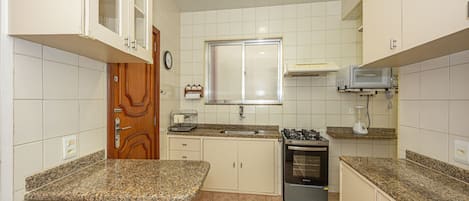 雪櫃、微波爐、焗爐、爐具